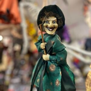 Hanging Witch Doll Decoration – Spooky Green Robe Flying Witch with Broom Halloween Party Prop & Horror Theme Home Decor